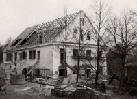 Jižní průčelí a západní strana mlýna v průběhu přestavby.
Zdroj: foto Karel Kopal st.
