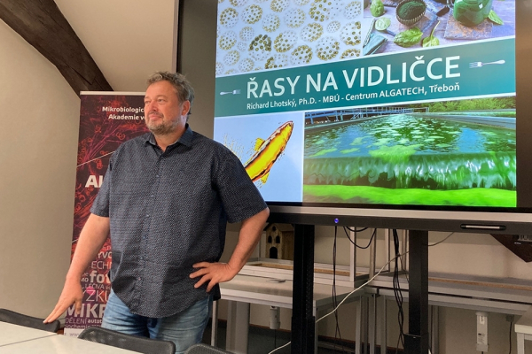 Studenti českobudějovického gymnázia se seznámili s mikrořasami