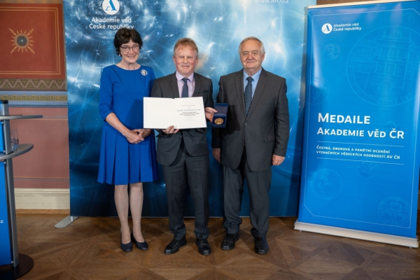 Gratulujeme prof. Josefu Komendovi!