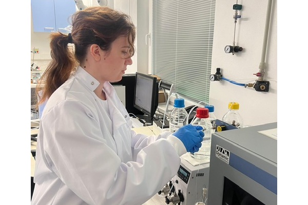 Středoškolačka Karolína Strížová zkoumá v ALGATECHu možnosti získávání cenných látek z mikrořas